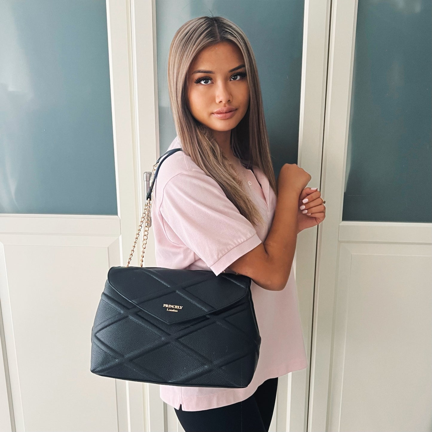 Schultertasche "Chaunhi" schwarz